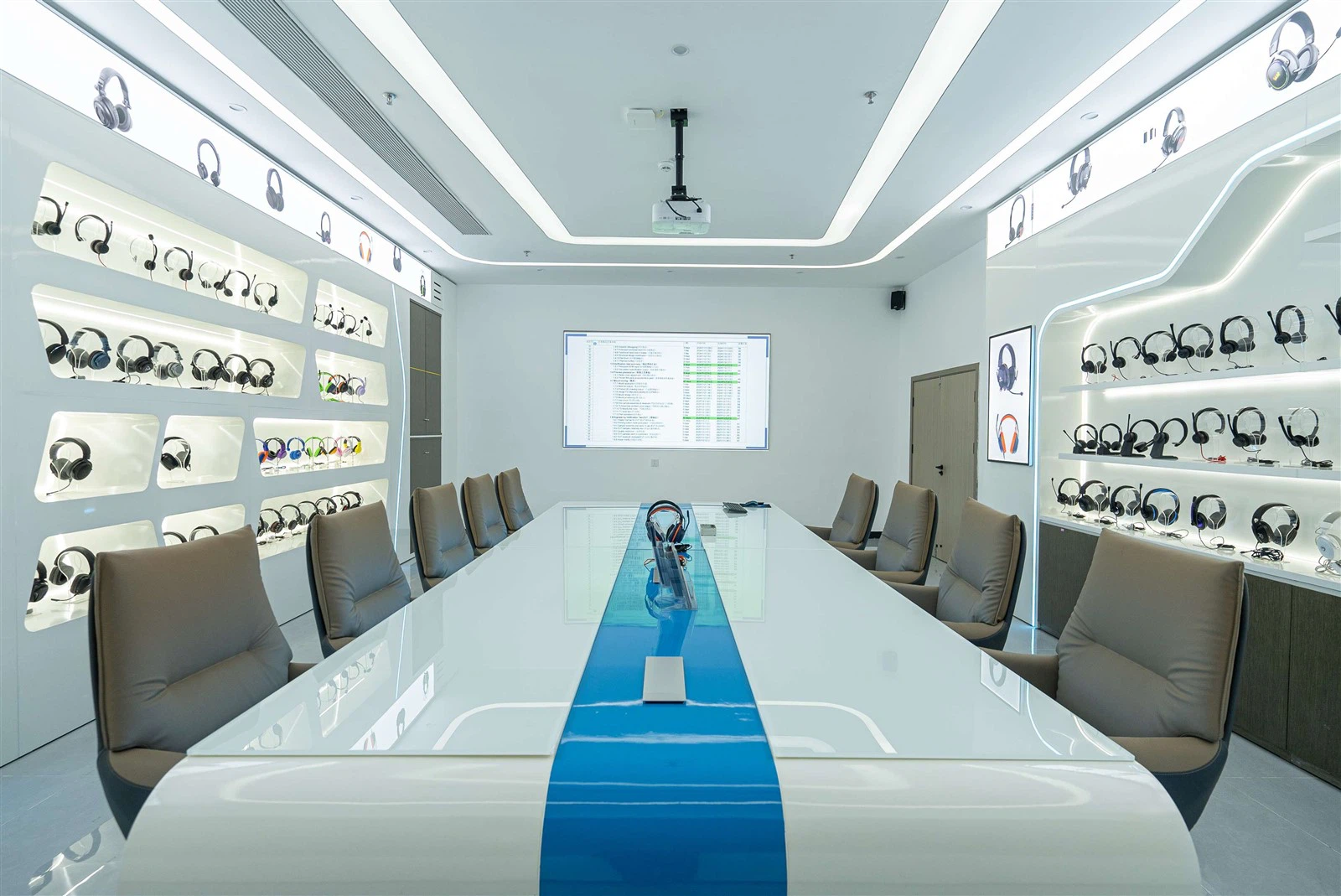 The Advantages of Dual-Microphone Noise Cancellation: Making Every Call Clearer